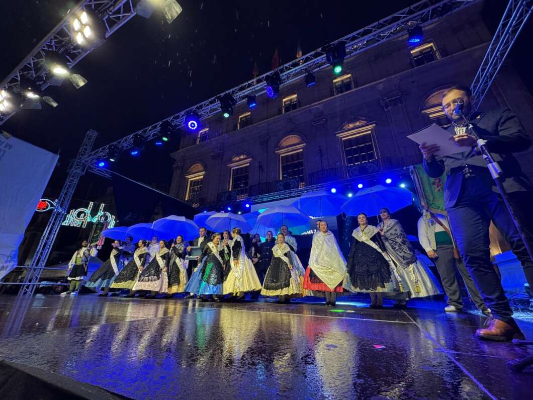 Entrega de premios de gaiatas bajo la lluvia .Magdalena 2025