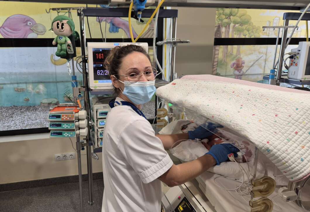 Vithas Castellón humaniza la atención pediátrica con fundas decorativas para la medicación 