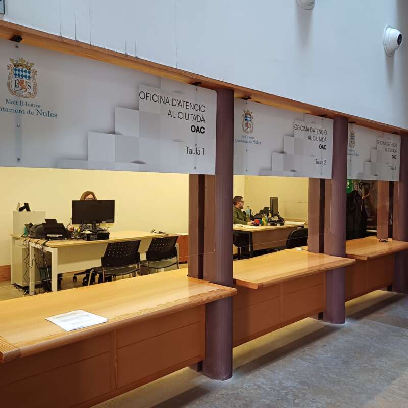 NULES VOL CONSTITUIR UNA BORSA DE TREBALL PER A PERSONAL DE NETEJA El termini per a presentar les instàncies finalitza el pròxim 15 de maig L’Ajuntament de Nules ha convocat el procés selectiu per a la constitució d’una borsa de treball per a personal de neteja per a cobrir possibles contractacions motivades per baixes del personal d’aquest servei, i per a la provisió de personal, de forma interina, en els supòsits de vacant, substitució o altres necessitats de caràcter temporal. En concret, amb la constitució d’aquesta borsa es vol cobrir la provisió temporal de vacants o substitucions que afecten al personal de neteja del consistori, “amb la constitució d’aquesta borsa es podrà contractar temporalment a personal d’aquesta especialitat quan hi hagi necessitat. A més, amb la renovació d’aquesta borsa es vol donar una oportunitat laboral al veïnat del poble”, matisa el regidor de Personal, Adrián Sorribes. Les persones interessades a participar en el procés selectiu poden presentar la sol·licitud corresponent fins dijous 15 de maig, i les bases de la convocatòria es troben publicades al portal de transparència de l’Ajuntament de Nules www.nules.sedelectronica.es. Així doncs, el procés selectiu es realitzarà per concurs-oposició. En primer lloc, el personal aspirant haurà de passar per un procés d’oposició que constarà d’un exercici obligatori i eliminatori que puntuarà fins un màxim de 12 punts i que consistirà en un qüestionari de 30 preguntes tipus test sobre diferents coneixements teòrics. Per altra banda, en la fase del concurs, que tindrà un valor màxim de 6 punts i que s’iniciarà al finalitzar l’oposició, el tribunal tindrà en compte els mèrits relacionats amb l'experiència professional prèvia, les titulacions oficials, els cursos específics o els coneixements del valencià, entre d’altres.