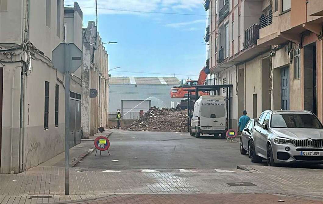 L'Ajuntament de Nules ha enderrocat un edifici fora d'ordenació i ha asfaltat el carrer Mariano Huesca