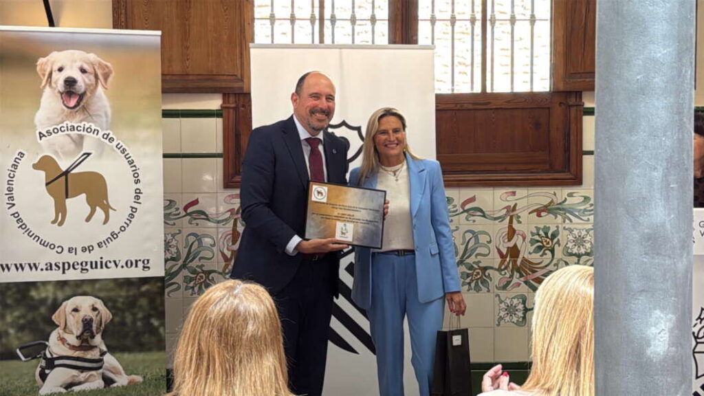 El Corte Inglés y Susana Fabregat I Premios Accesibilidad 120525 Castellón Perros guía Aspeguicv