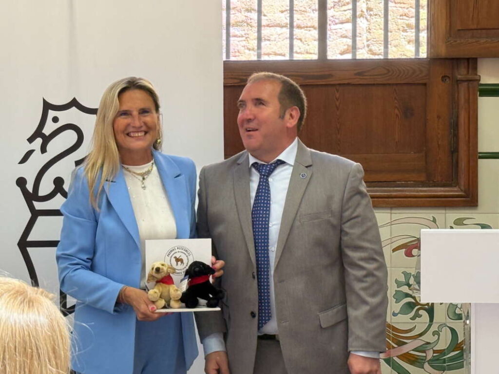 Obsequio Premios Accesibilidad 120525 Castellón Perros guía Aspeguicv