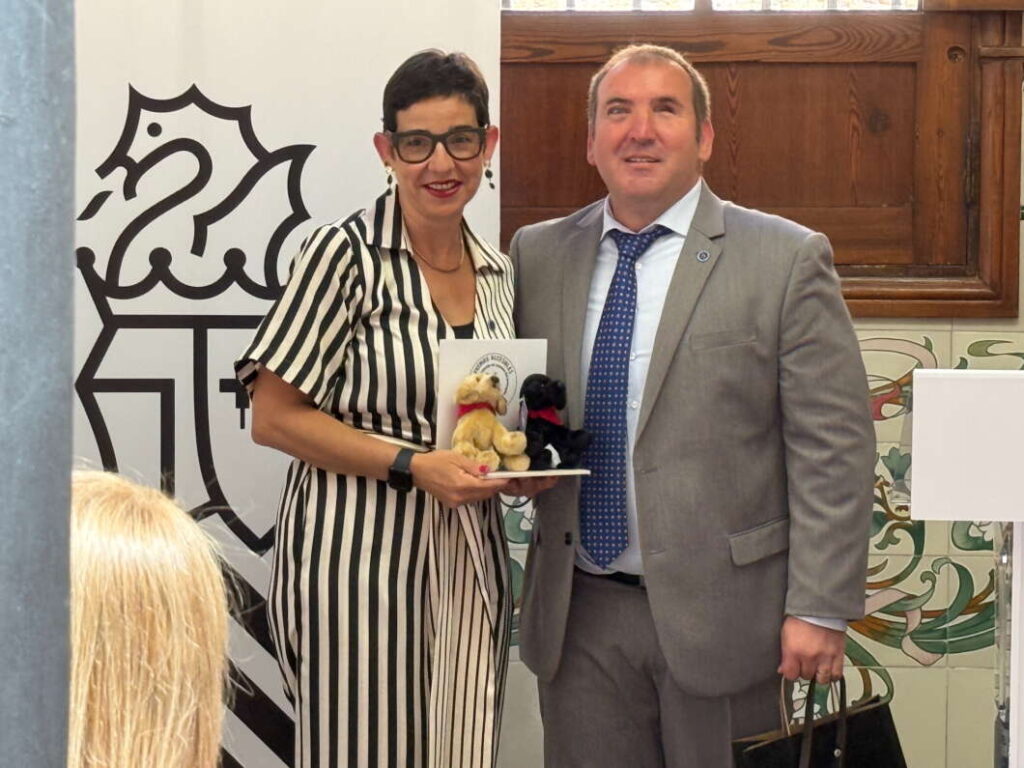 Obsequio Premios Accesibilidad 120525 Castellón Perros guía Aspeguicv