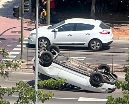 Un accidente en la Ronda Este de Castellón deja un coche volcado