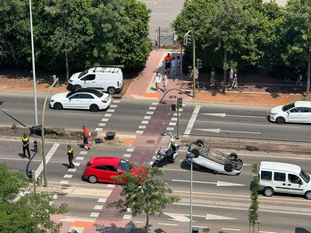 Un accidente en la Ronda Este de Castellón deja un coche volcado