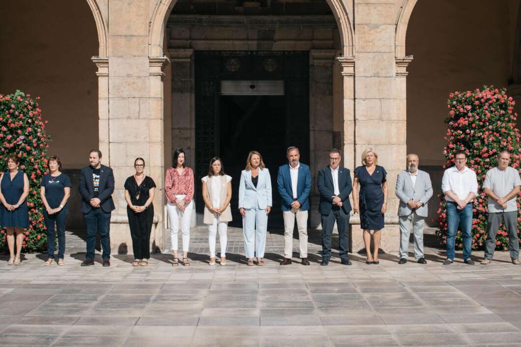 Castellón celebra un minuto de silencio por el asesinato machista de una mujer y su hijo en Algemesí