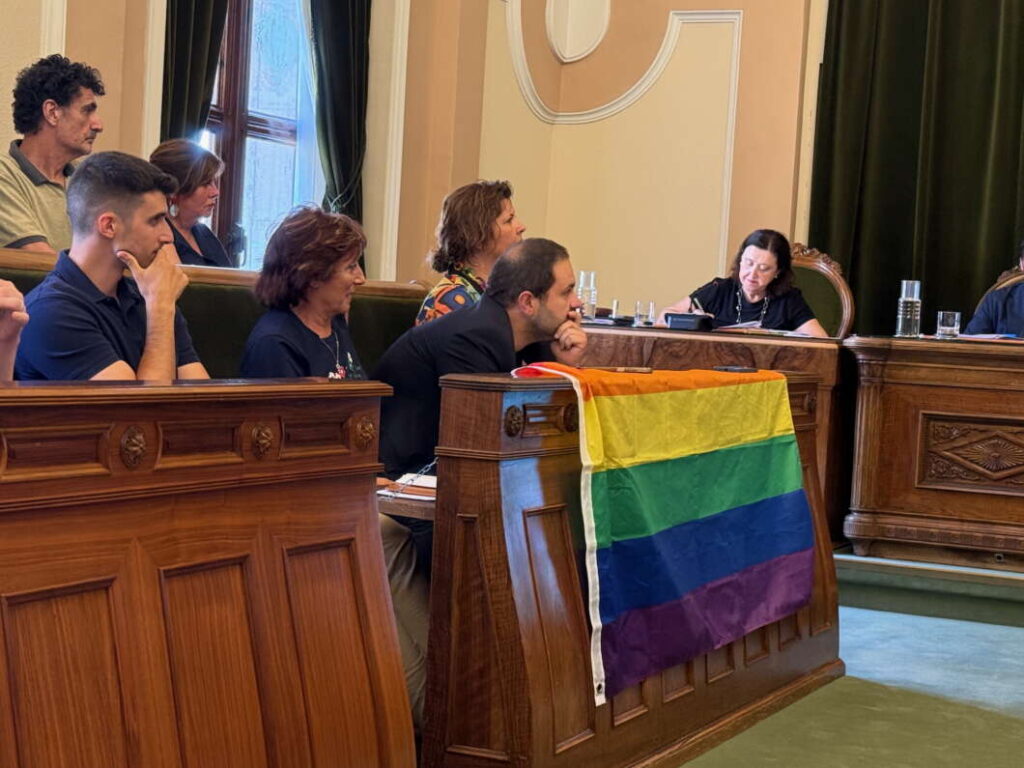 Reprobación concejal de VOX PSOE bandera Arco Iris