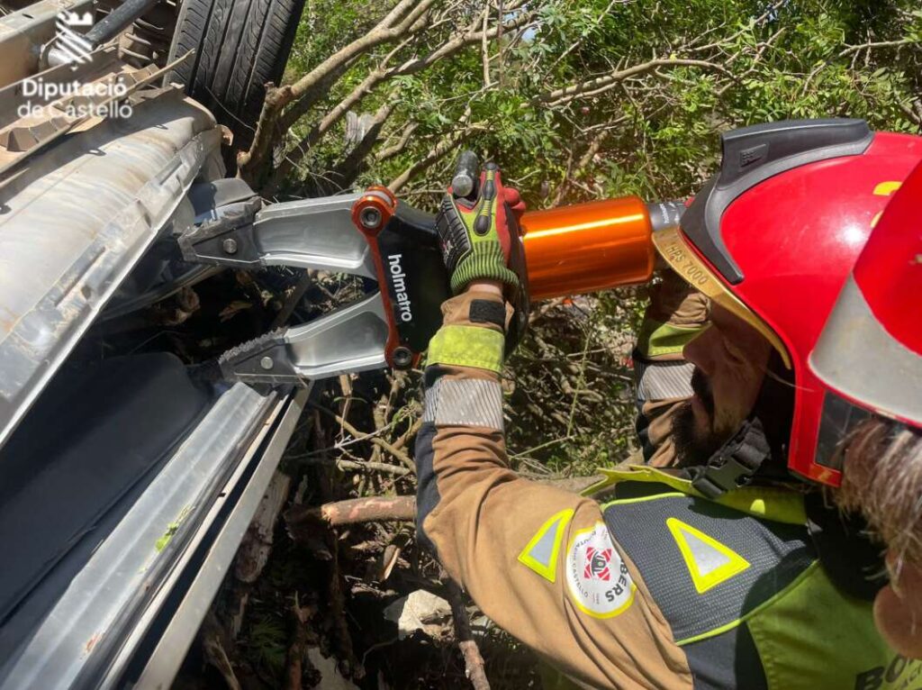 Un hombre queda atrapado en su coche tras salirse de la vía en la CV-156