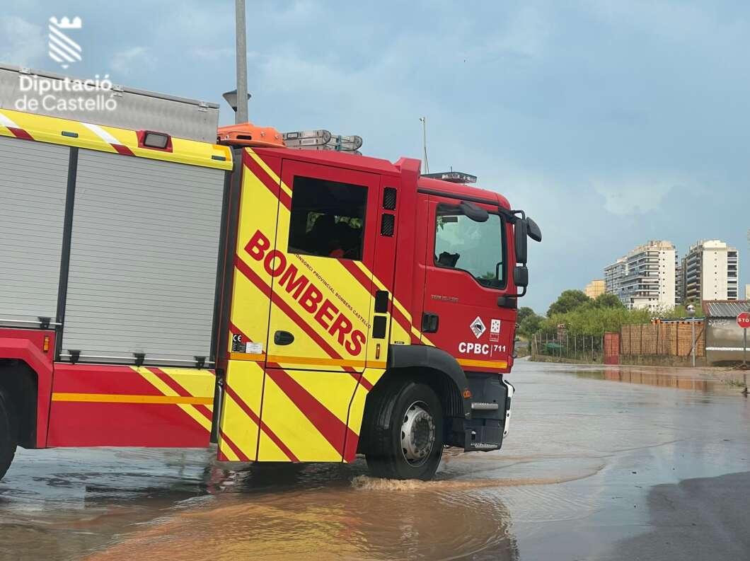 Los bomberos realizan servicios por lluvias