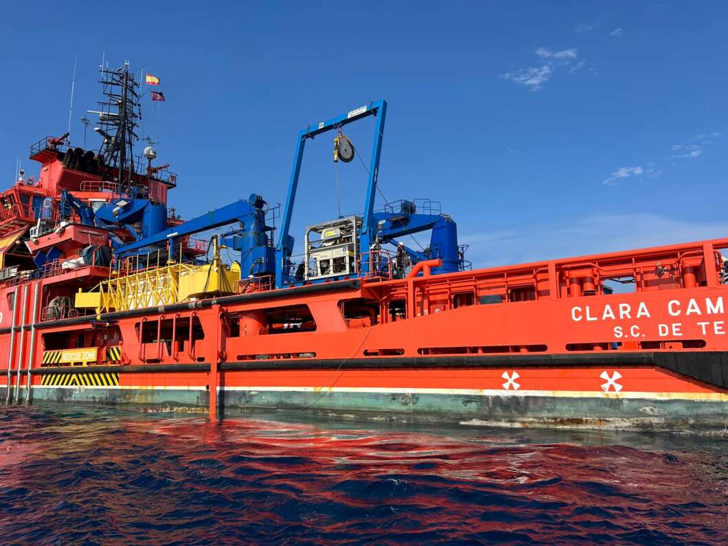 Buque Clara Campoamor en aguas de Castellón para vigilar el petrolero hundido Woodford