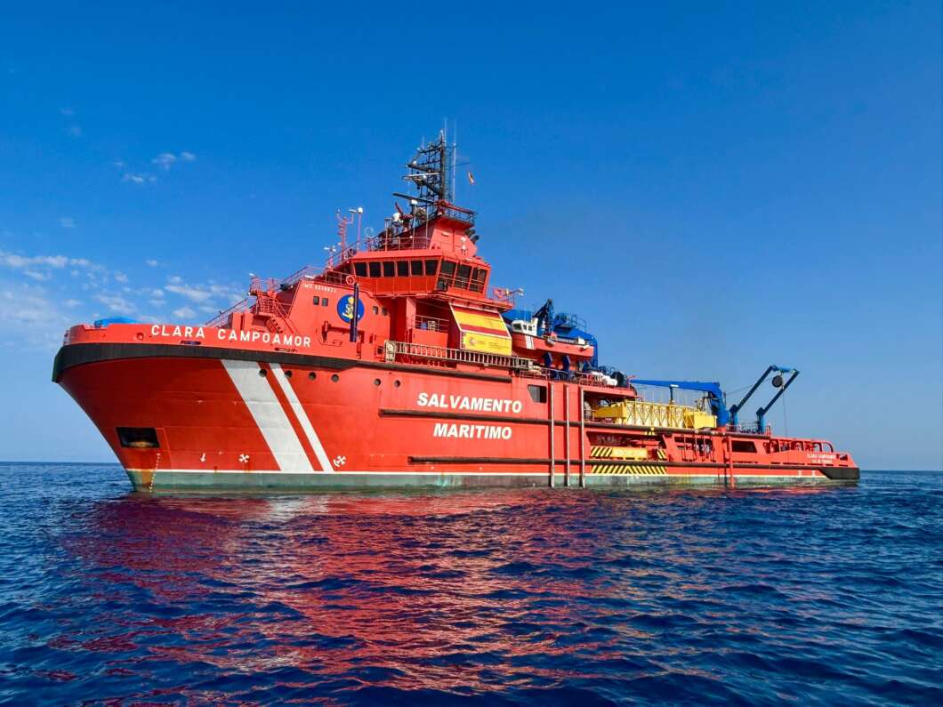 Buque Clara Campoamor en aguas de Castellón para vigilar el petrolero hundido Woodford