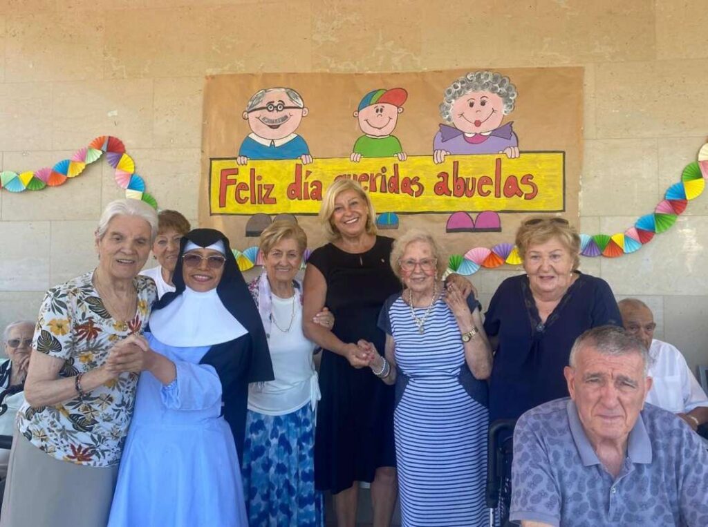 Castellón homenajea a los abuelos con una emotiva celebración en la ermita Virgen del Carmen
