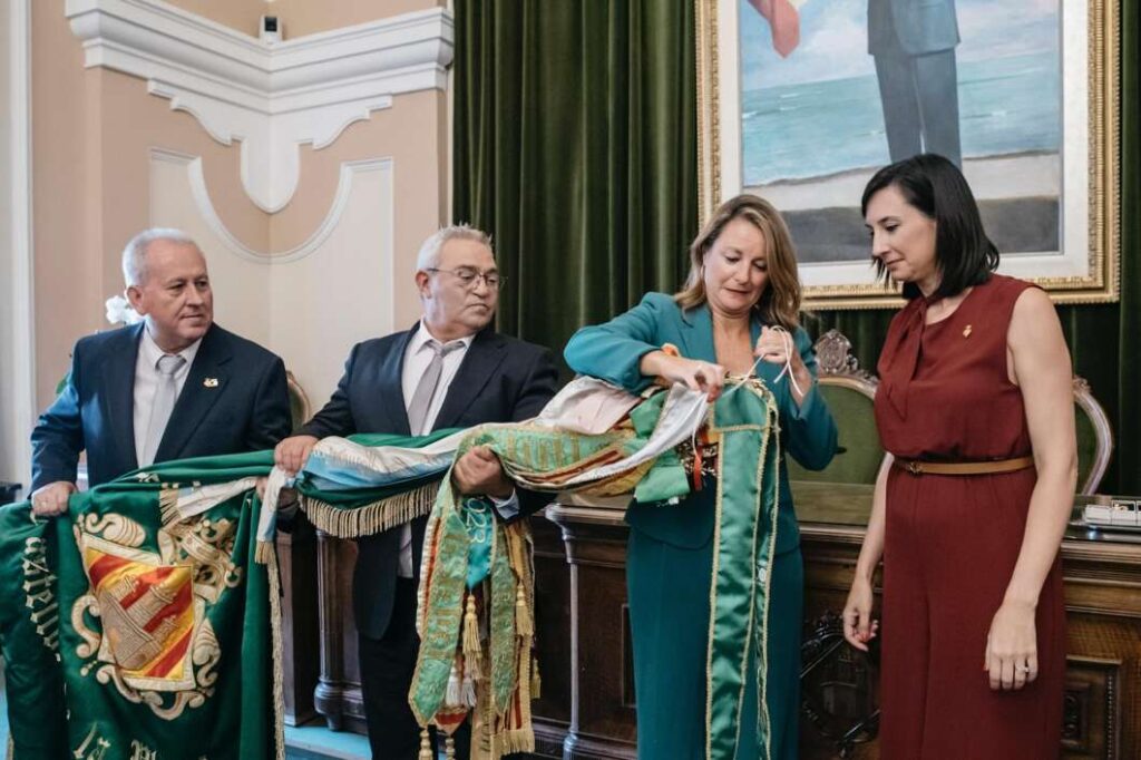 El Ayuntamiento de Csatellón rinde homenaje a la Banda Municipal en su centenario 010725