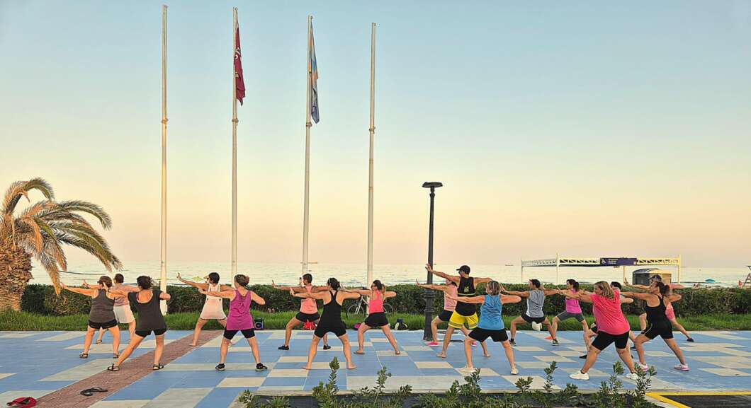 La playa del Serradal se convierte en un oasis de bienestar con PlayaSlow