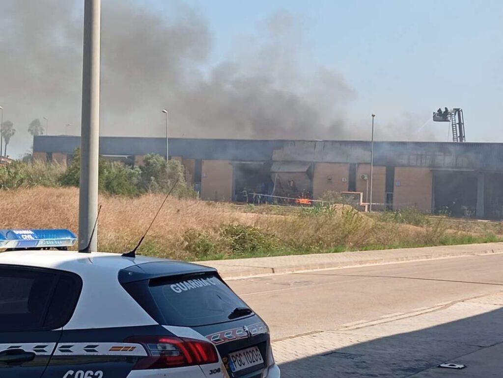Incendio naves parque comercial Vinaròs