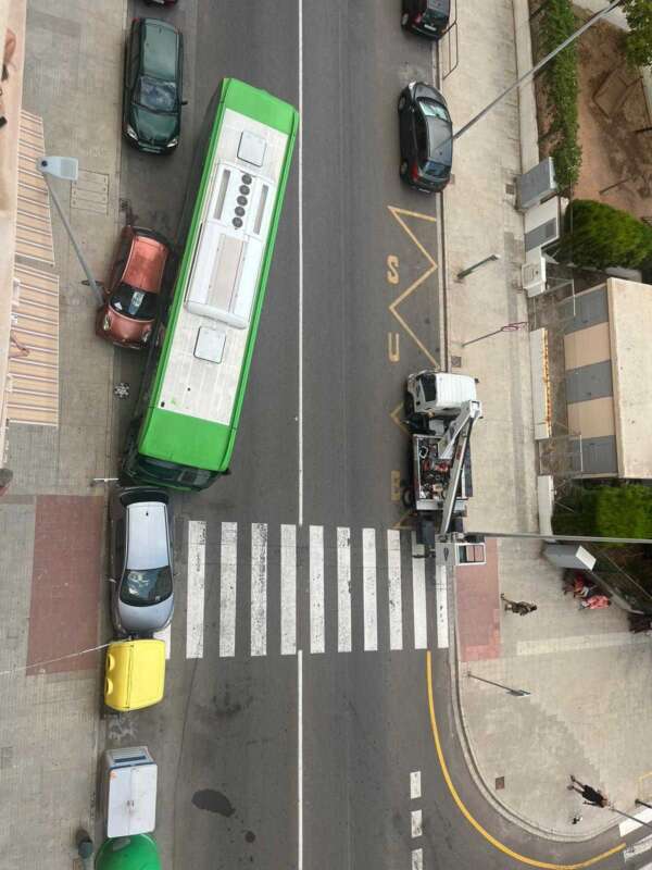 Un autobús se desvía y colisiona contra un vehículo aparcado en Castellón 130825