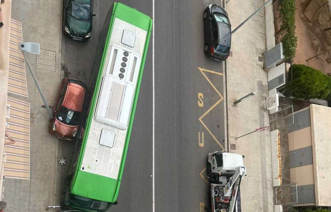 Un autobús se desvía y colisiona contra un vehículo aparcado en Castellón 130825