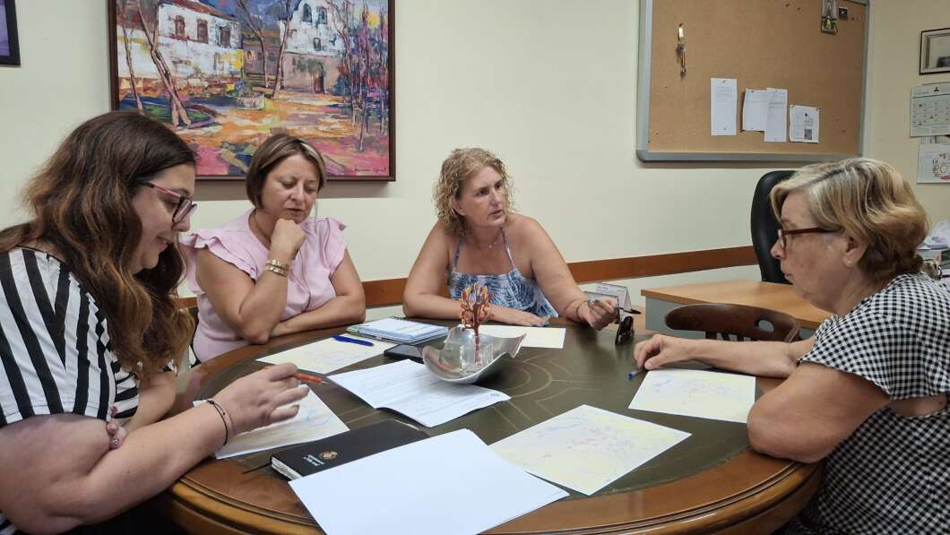 ana torres i representants de les entitats locals que treballen pels gats a Vila-real