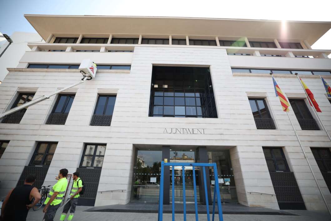 Burriana renova la façana de l’Ajuntament després de més de 30 anys sense pintar-se