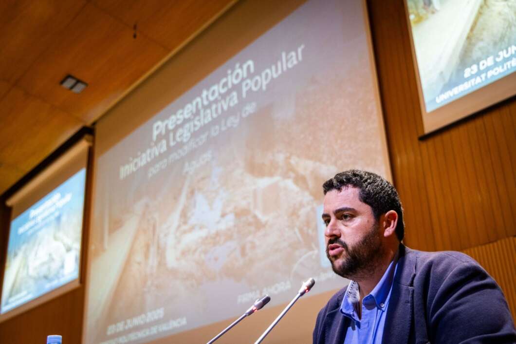 David garcia, arreplegada de signatures per a canviar la llei de l'Aigüa