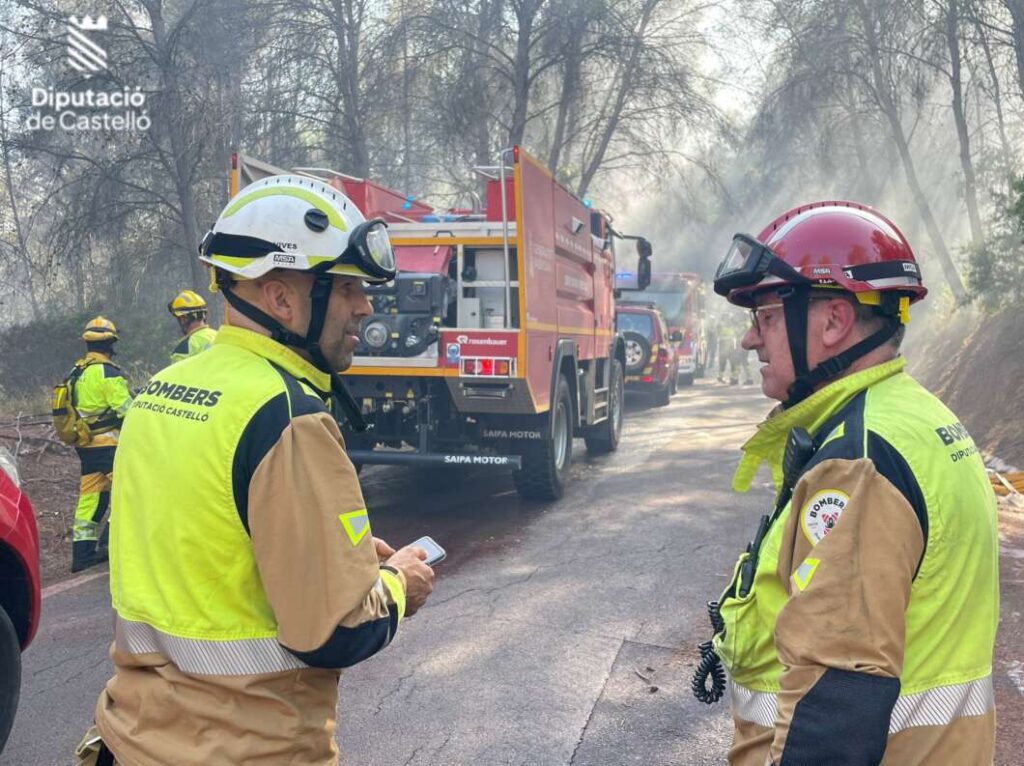 Bomberos y medios aéreos trabajan contra un incendio en el embalse del Sichar