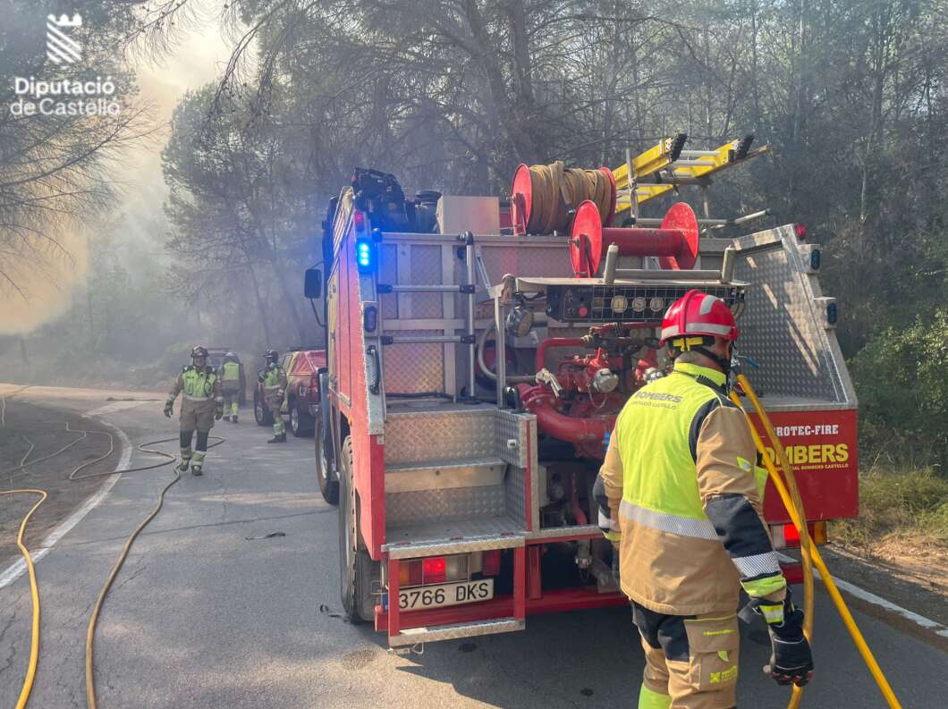Bomberos y medios aéreos trabajan contra un incendio en el embalse del Sichar