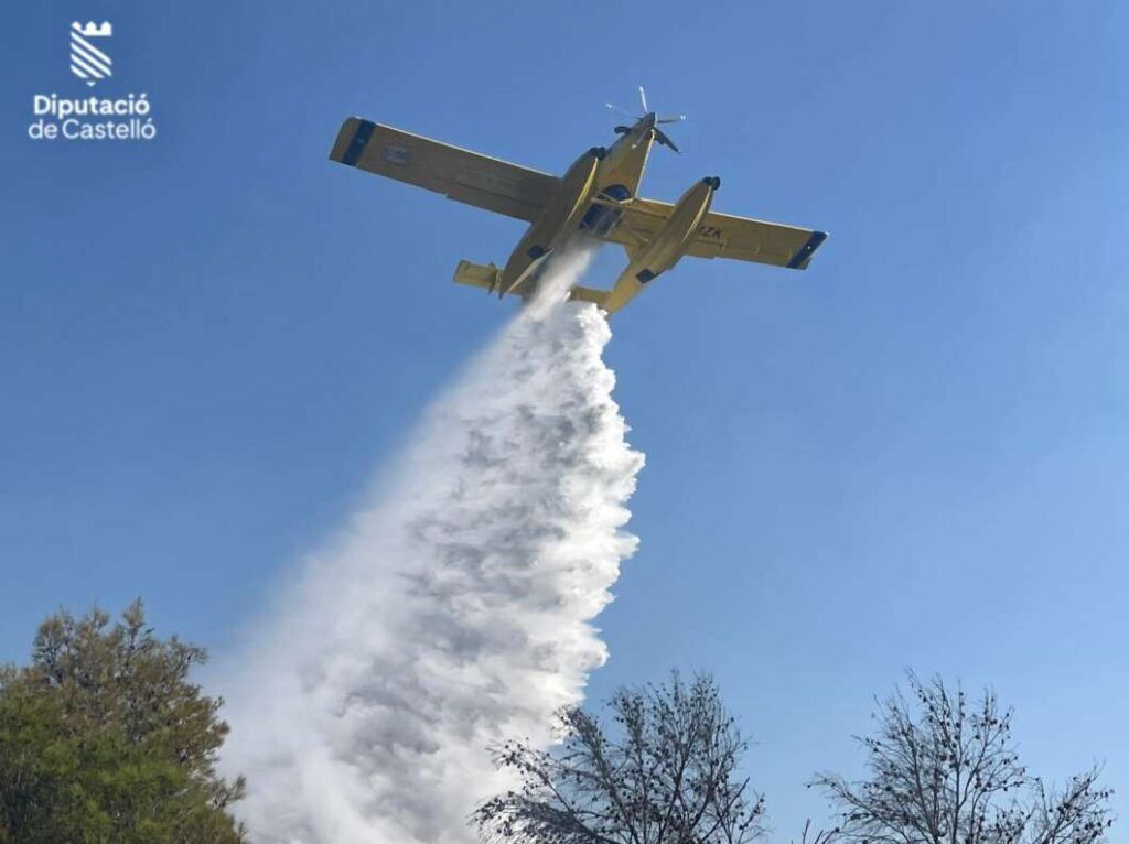 Bomberos y medios aéreos trabajan contra un incendio en el embalse del Sichar