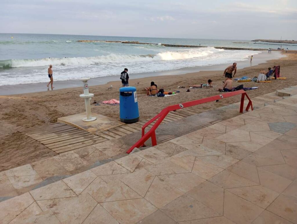 Se restablece el servicio de los lavapies en las playas del Fortí y Fora Forat de Vinaròs