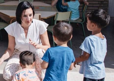María España, concejal de Cultura en un colegio con niños