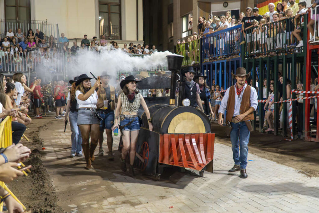Éxito en el desfile de disfraces en Nules