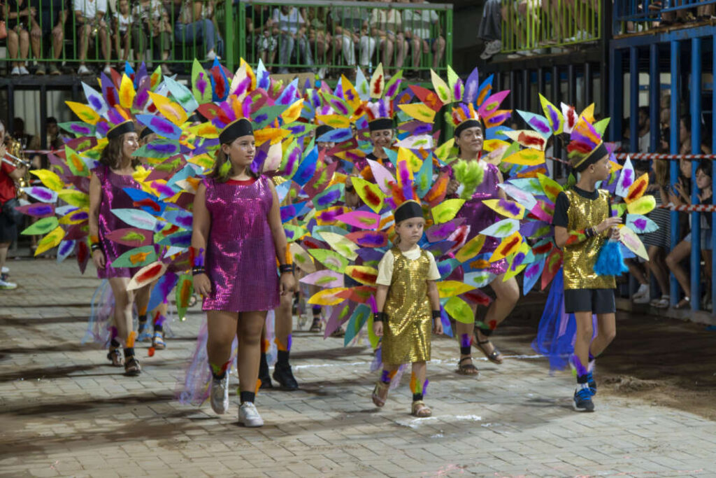 Éxito en el desfile de disfraces en Nules
