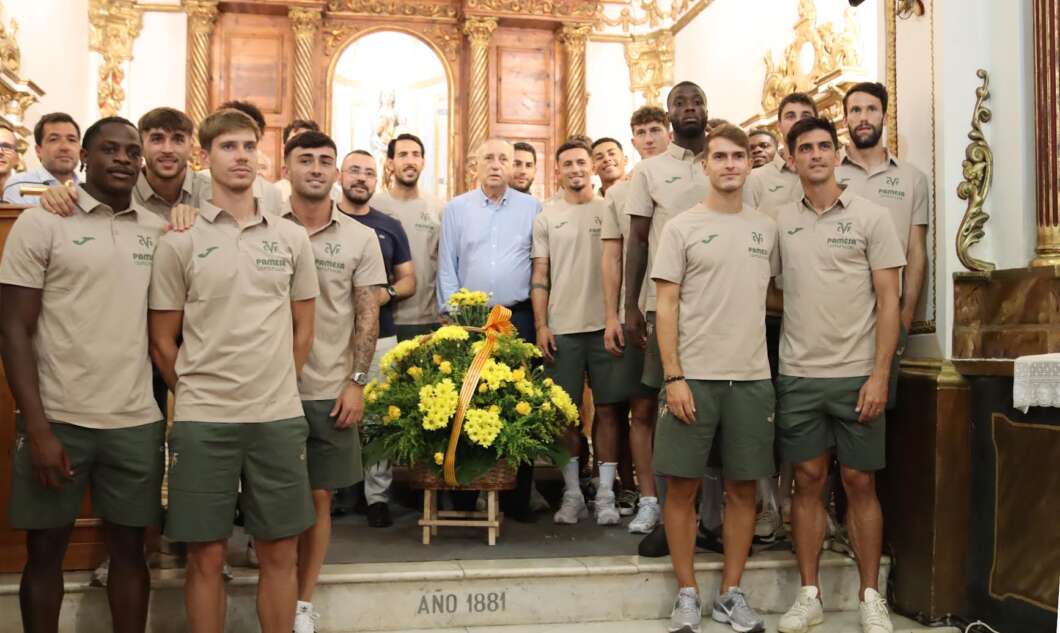 L’alcalde Benlloch acompanya el Villarreal CF en l’ofrena als patrons de Vila-real