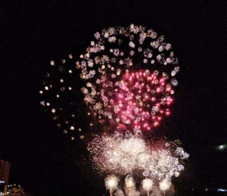 Oropesa ilumina el Día del Turista con su castillo de fuegos acuático