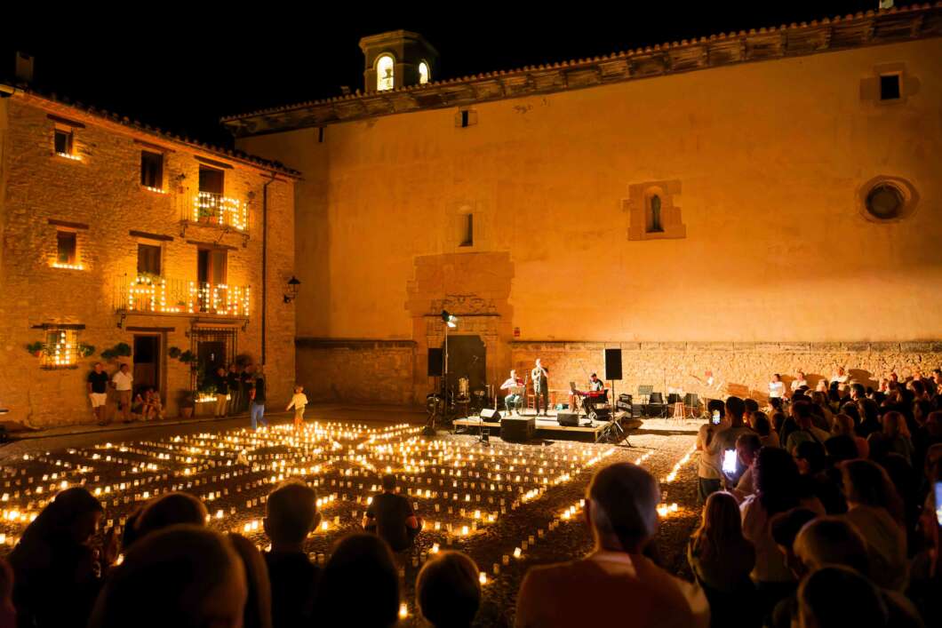 La Nit dels Ciris ompli Vilafranca de llum, art i identitat local