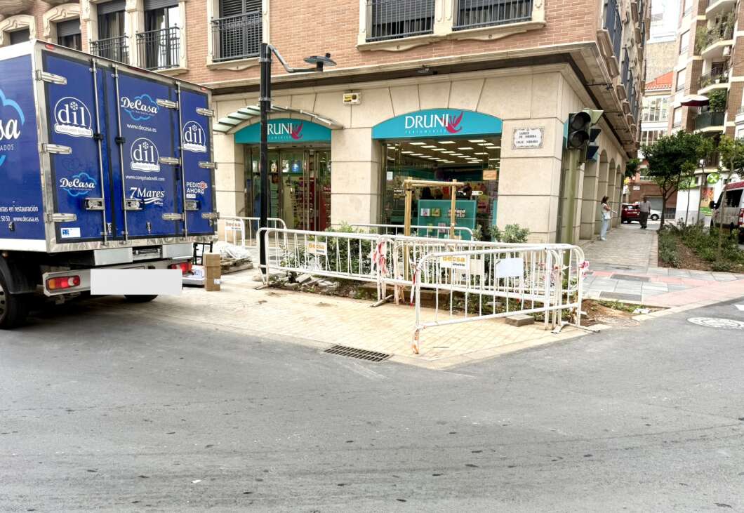 La ZBE de la calle Navarra reabre con problemas de tráfico sin resolver tras un mes de advertencias