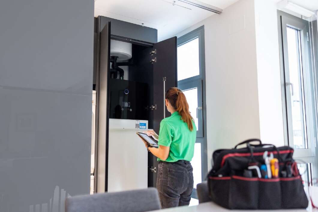 Técnico Iberdrola unidad interior aerotermia vivienda