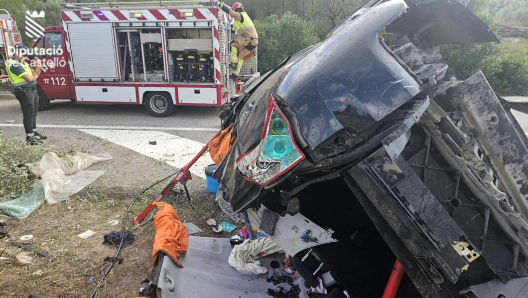 Los bomberos excarcelan al conductor atrapado tras un accidente en la N-232 en Xert