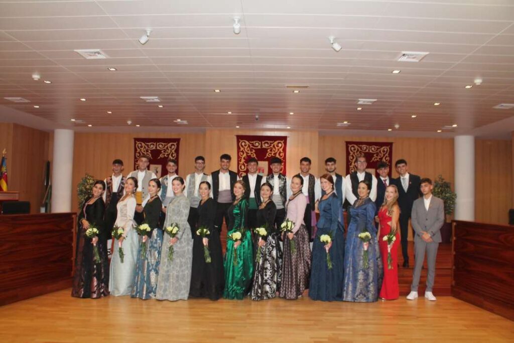 La presentació de les festeres i festers dona el tret d’eixida a les Festes Patronals d’Almenara 2025