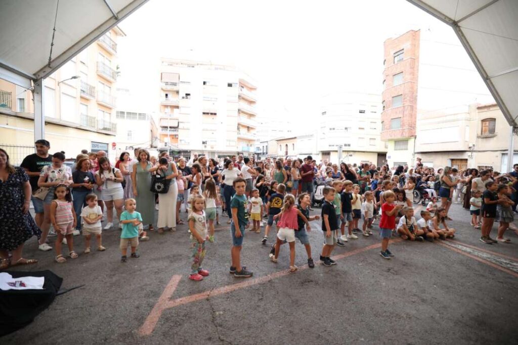 La música i l’animació de ‘Los Intensos’ fan gaudir els més xicotets a Burriana