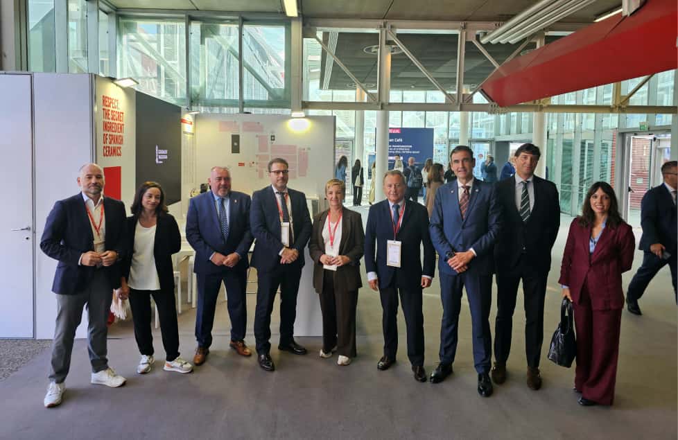 Marián Cano en Cersaie con representantes de Ascer.