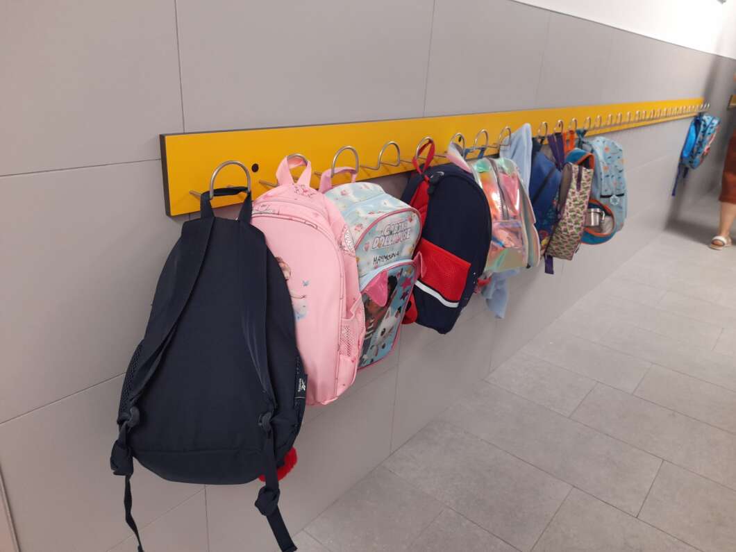 Mochilas de alumnos en un colegio