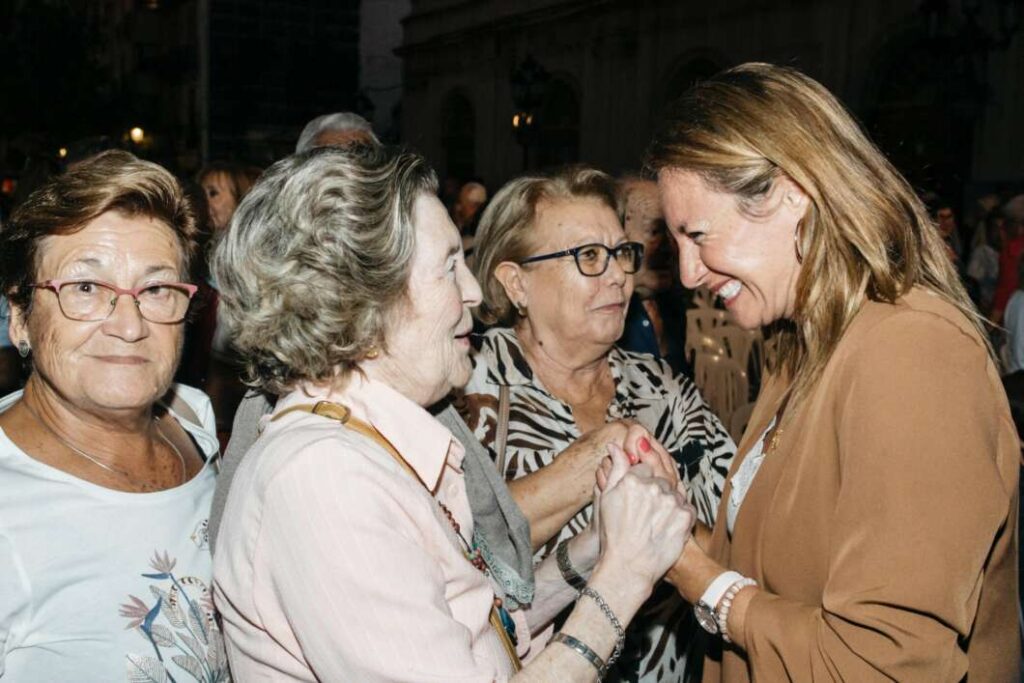 La alcaldesa Begoña Carrasco con las personas mayores en el concierto de la banda 300925