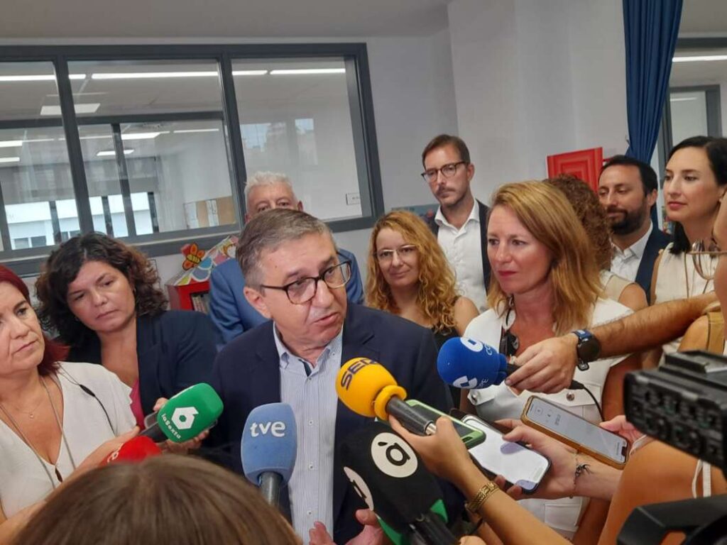 Conseller de educación en inicio de curso escolar 2025-2026 en el colegio Mestre Canós de Castelló
