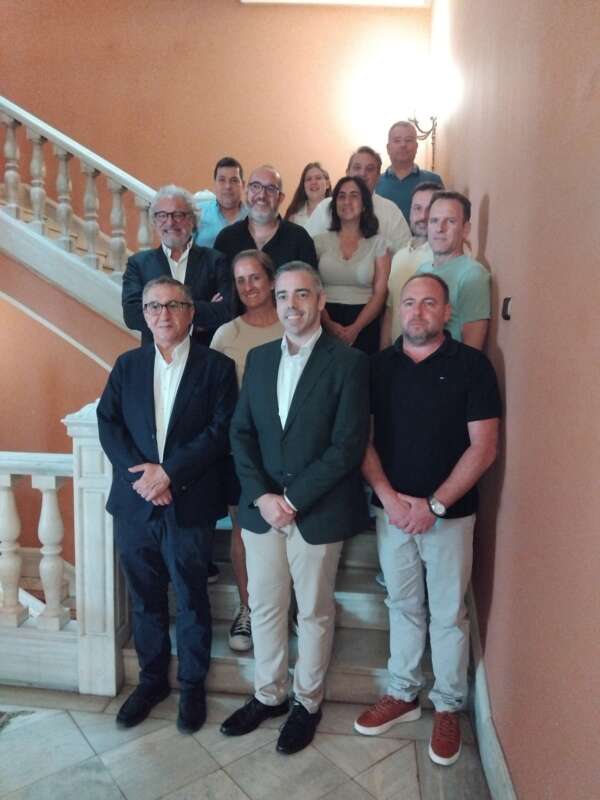 Rovira presenta un plan integral para la educación en el segundo almuerzo informativo de AMDComVal