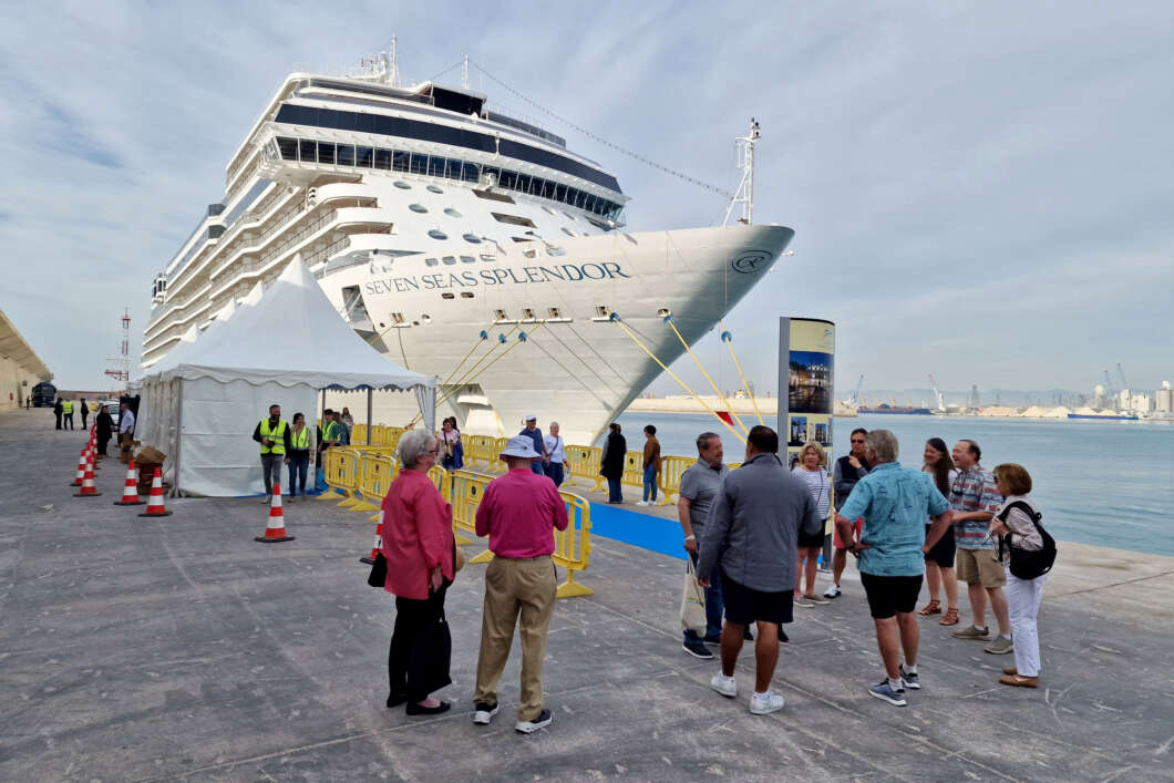 El ‘World Navigator’ marca el retorno de los cruceros a PortCastelló