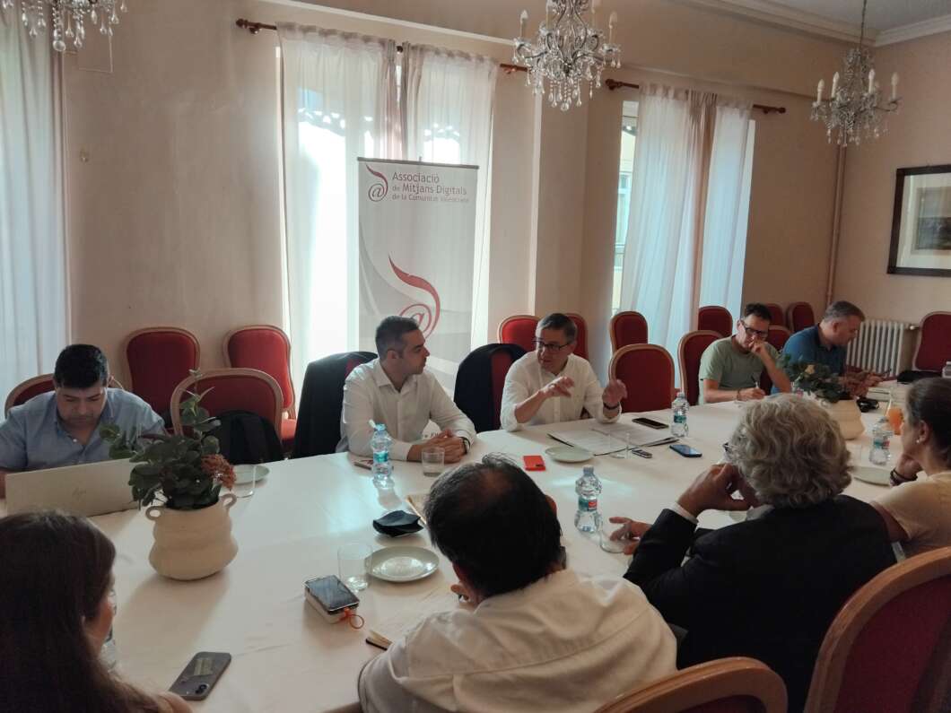 Rovira presenta un plan integral para la educación en el segundo almuerzo informativo de AMDComVal