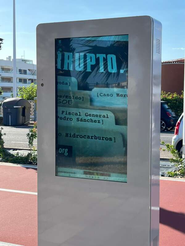 Los paneles informativos de la playa emiten insultos contra Pedro Sánchez en Castellón 2025