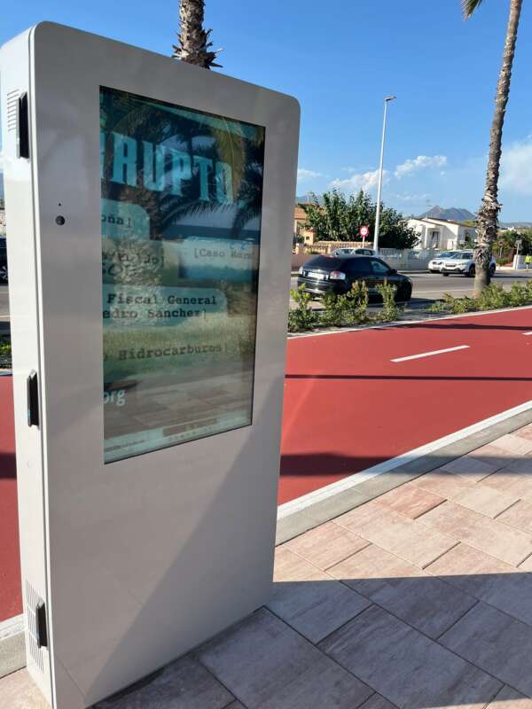 Los paneles informativos de la playa emiten insultos contra Pedro Sánchez en Castellón 2025