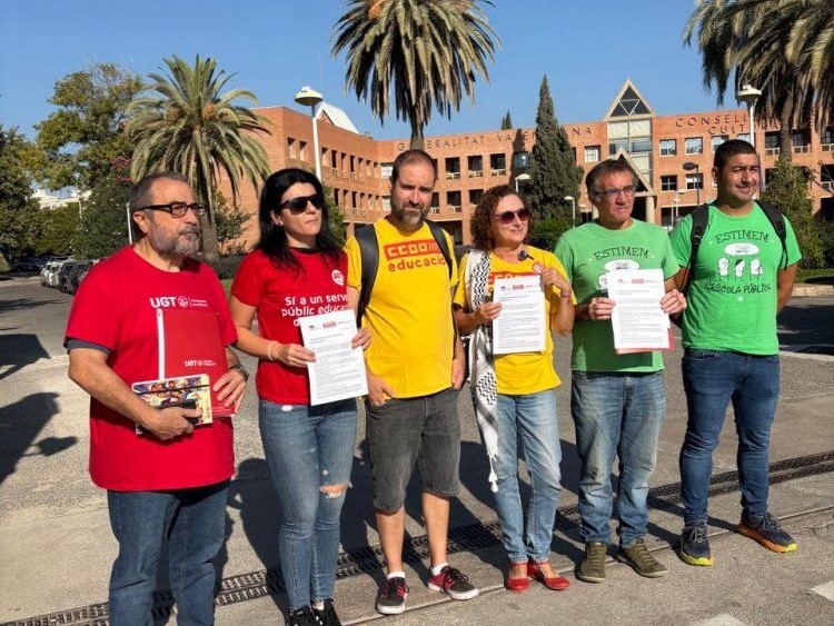 Representantes de sindicatos de enseñanza STEPV, CCOO y UGT
