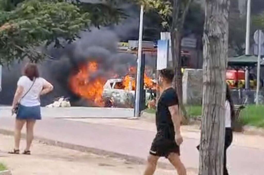Coche incendiado en la avenida Chatellerault de Castellón 080925